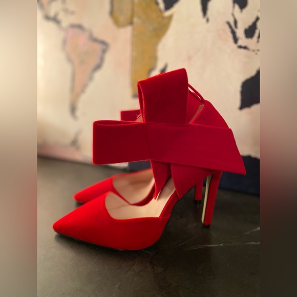 SHEIN Point Toe Bow Decor Ankle Strap Stiletto
Heels - Picture 2 of 4